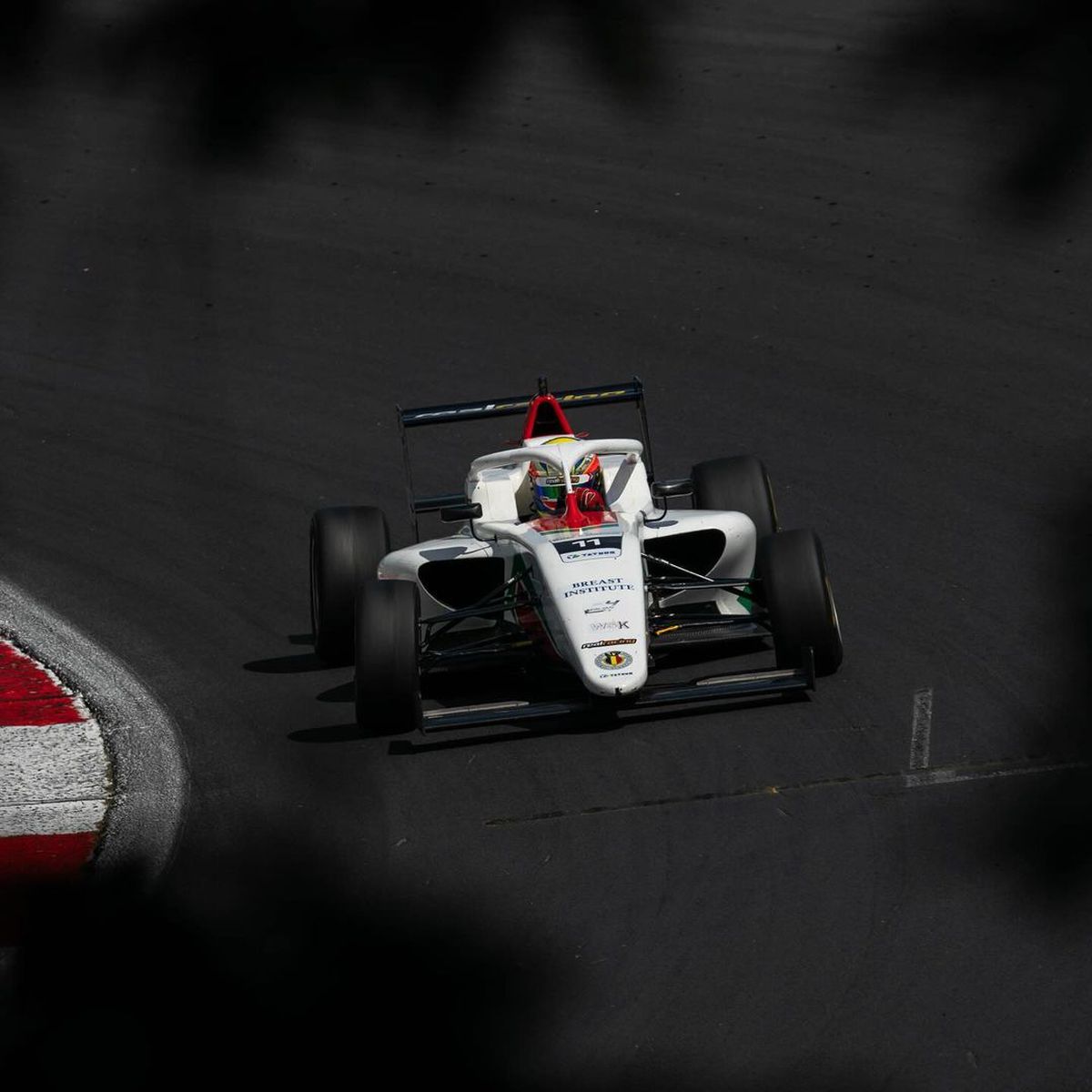 „Dacă ți-e frică, n-ai șanse!” » Povestea puștiului din România care „aleargă” cu 250 km/h la Imola sau Barcelona, cu speranța de Formula 1