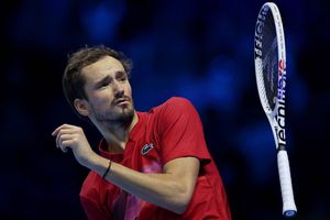 Spectacol îndoielnic: Daniil Medvedev s-a răzbunat pe rachetă, primind două avertismente, în înfrângerea din meciul cu Taylor Fritz la ATP Finals