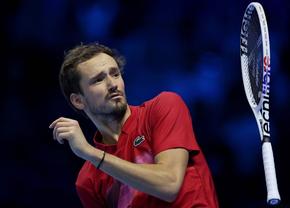 Spectacol îndoielnic: Daniil Medvedev s-a răzbunat pe rachetă, primind două avertismente, în înfrângerea din meciul cu Taylor Fritz la ATP Finals