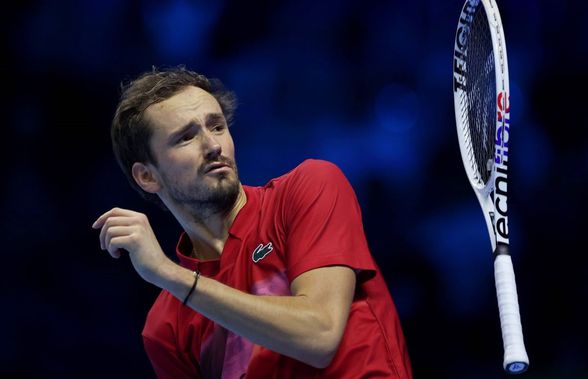 Spectacol îndoielnic: Daniil Medvedev s-a răzbunat pe rachetă, primind două avertismente, în înfrângerea din meciul cu Taylor Fritz la ATP Finals