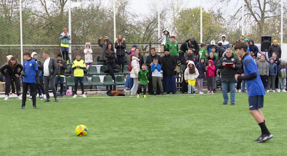 Preoți-antrenori, 2500 de mici, mămăligă amestecată cu bormașina și o galerie cu Mirel Rădoi, Claudiu Răducanu sau Adi Ilie prezenți » GSP a asistat la „cuplajul anului”, la o parohie: „Mama nu m-a lăsat, dar m-a vopsit mamaie”