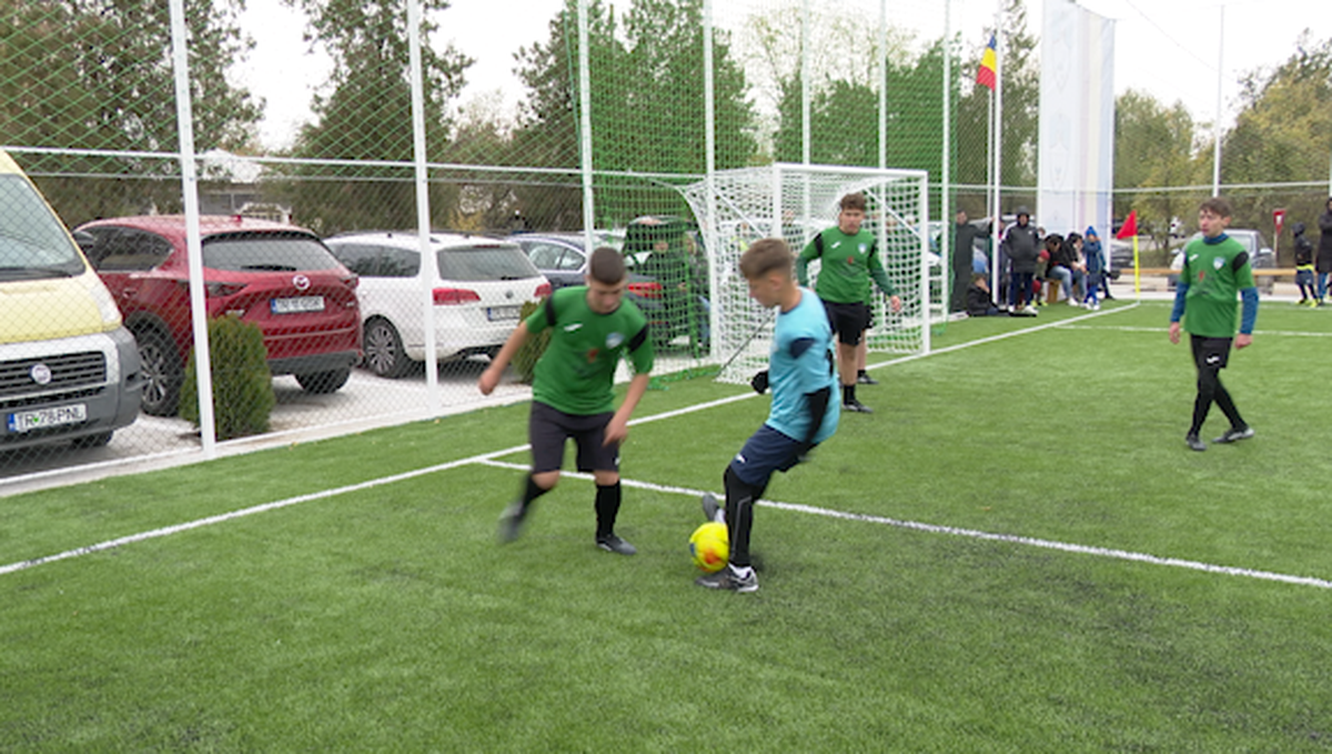 Preoți-antrenori, 2500 de mici, mămăligă amestecată cu bormașina și o galerie cu Mirel Rădoi, Claudiu Răducanu sau Adi Ilie prezenți » GSP a asistat la „cuplajul anului”, la o parohie: „Mama nu m-a lăsat, dar m-a vopsit mamaie”