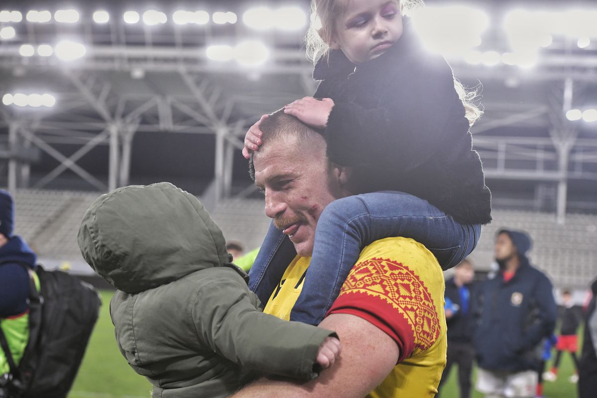 Fotoreporterul GSP a surprins imaginea serii după România – Tonga: tatuaj spectaculos, cu un urs, pentru un rugbyst român