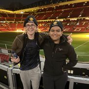 Suporterii lui Manchester United la evenimentul Stadium Sleep Out / foto: X @MU_Foundation