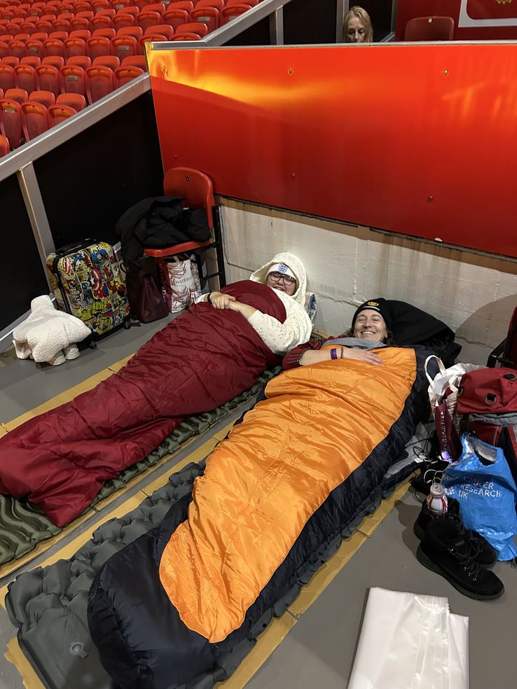 Suporterii lui Manchester United la evenimentul Stadium Sleep Out / foto: X @MU_Foundation