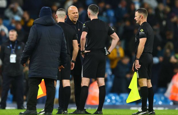 Arne Slot a pierdut categoric, dar e furios pe arbitri: „A fost o eroare clară și evidentă”