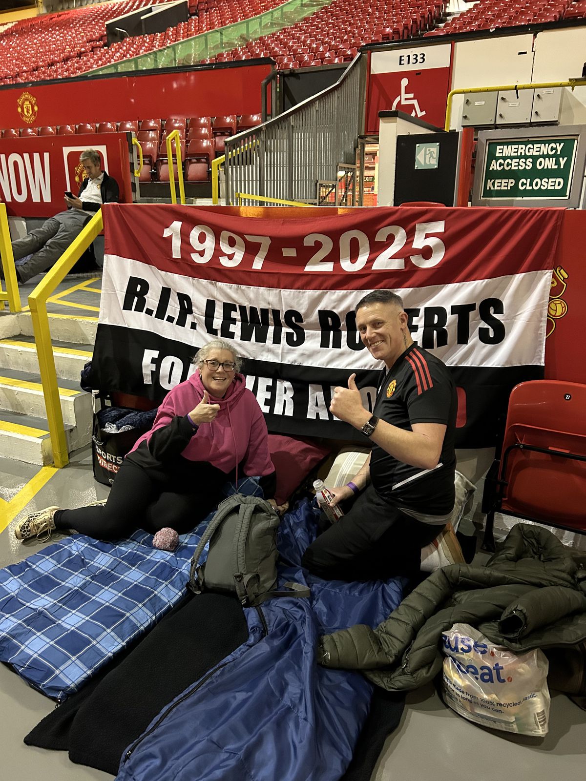 Suporterii lui United au dormit pe Old Trafford » Care a fost motivul