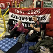 Suporterii lui Manchester United la evenimentul Stadium Sleep Out / foto: X @MU_Foundation