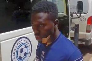 Scandalos! Fanii l-au umplut de sânge, după ce l-au înjunghiat în gât direct pe teren