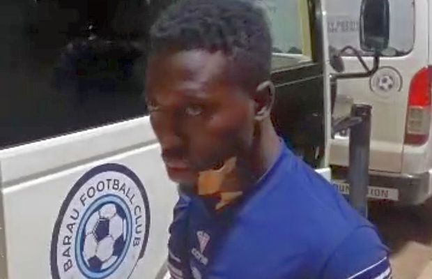 Scandalos! Fanii l-au umplut de sânge, după ce l-au înjunghiat în gât direct pe teren