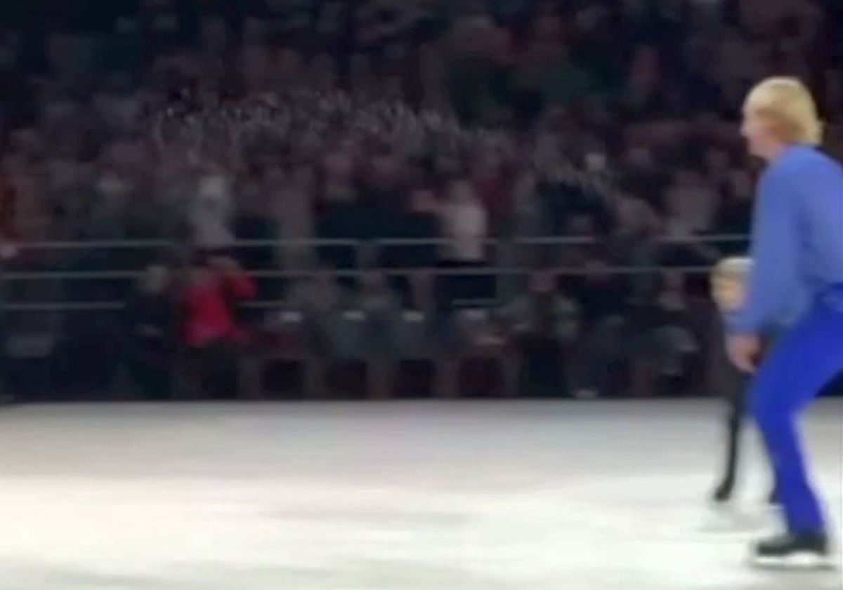VIDEO Imagini incredibile! Fiasco cu țevi sparte și găuri în gheață la show-ul lui Evgeni Plushenko de la Cluj! Multiplul campion olimpic acuză, după ce a căzut: „Parcă era Fontana di Trevi! Aţi văzut vreodată aşa ceva?”
