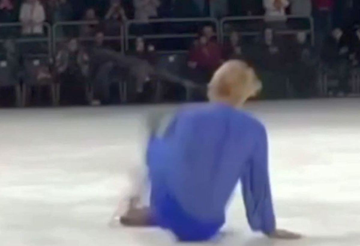 VIDEO Imagini incredibile! Fiasco cu țevi sparte și găuri în gheață la show-ul lui Evgeni Plushenko de la Cluj! Multiplul campion olimpic acuză, după ce a căzut: „Parcă era Fontana di Trevi! Aţi văzut vreodată aşa ceva?”