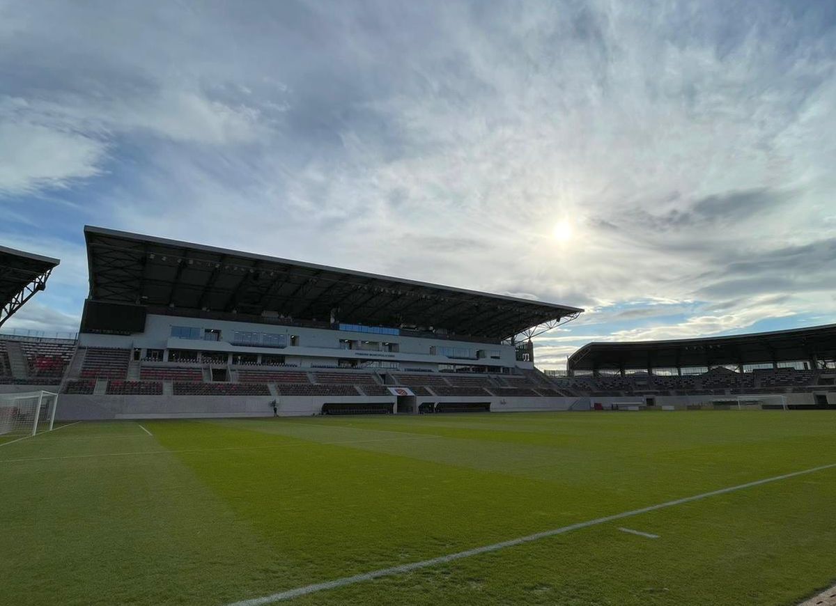 Incident la inaugurarea arenei moderne din Sibiu » Escortat de poliție după ce a dat buzna cu forța în stadion: „S-au plătit 50 de milioane de euro, vreau să intru”