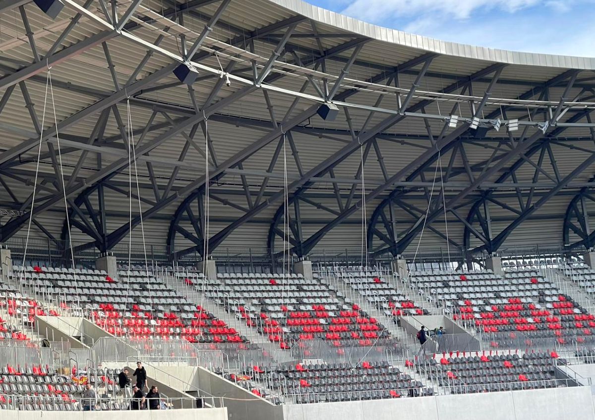 Incident la inaugurarea arenei moderne din Sibiu » Escortat de poliție după ce a dat buzna cu forța în stadion: „S-au plătit 50 de milioane de euro, vreau să intru”