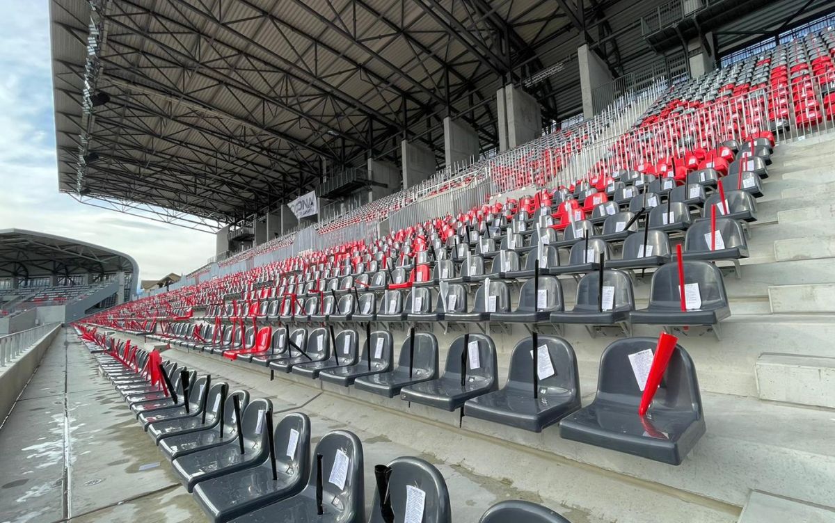 Incident la inaugurarea arenei moderne din Sibiu » Escortat de poliție după ce a dat buzna cu forța în stadion: „S-au plătit 50 de milioane de euro, vreau să intru”