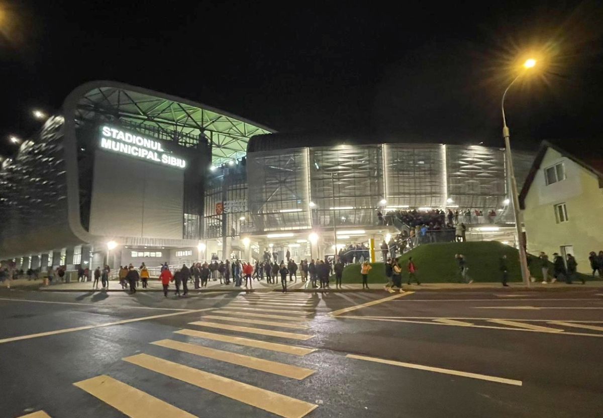 Incident la inaugurarea arenei moderne din Sibiu » Escortat de poliție după ce a dat buzna cu forța în stadion: „S-au plătit 50 de milioane de euro, vreau să intru”