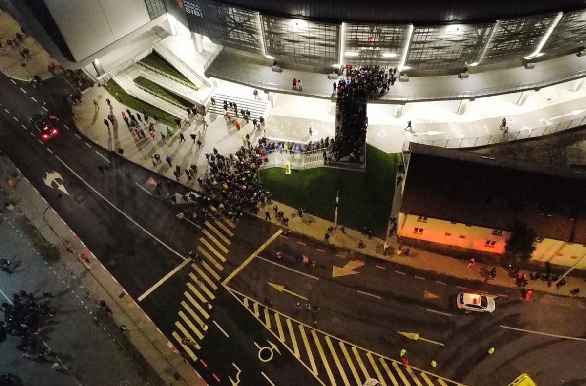 Incident la inaugurarea arenei moderne din Sibiu » Escortat de poliție după ce a dat buzna cu forța în stadion: „S-au plătit 50 de milioane de euro, vreau să intru”