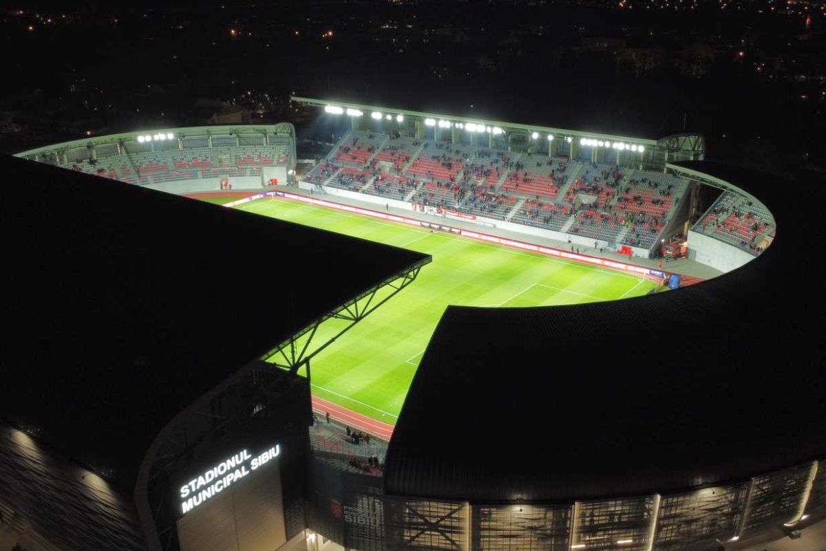 Incident la inaugurarea arenei moderne din Sibiu » Escortat de poliție după ce a dat buzna cu forța în stadion: „S-au plătit 50 de milioane de euro, vreau să intru”