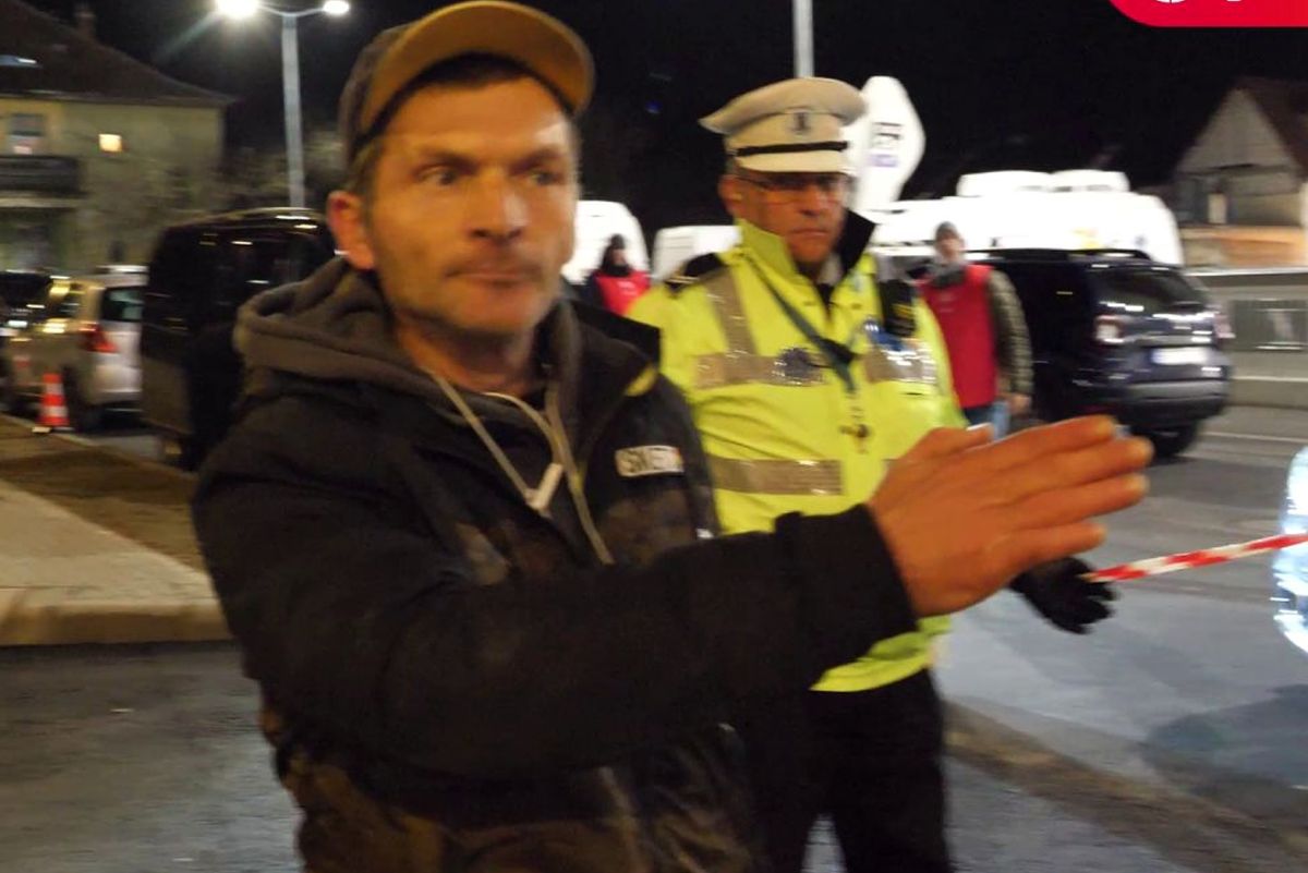 Incident la inaugurarea arenei moderne din Sibiu » Escortat de poliție după ce a dat buzna cu forța în stadion: „S-au plătit 50 de milioane de euro, vreau să intru”