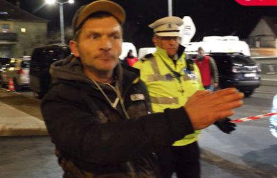 Incident la inaugurarea arenei moderne din Sibiu » Escortat de poliție după ce a dat buzna cu forța în stadion: „S-au plătit 50 de milioane de euro, vreau să intru”