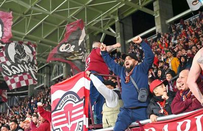 Mai mult decât o ironie. Explicații pentru gestul unic făcut de galeria Rapidului » De ce au cântat, de fapt, fanii „Viața mea o împart alături de Voluntari”