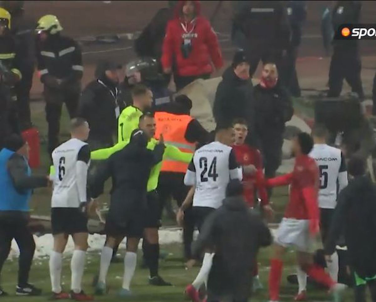 Derby nebun în Bulgaria, ultimul înaintea demolării stadionului Armatei » Gol marcat în minutul 90+18 și ultrași alergând jucătorii cu lopețile de zăpadă