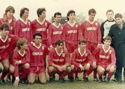 Poză de colecție de pe vremea unui mare Dinamo, la finele anilor ”80, cu Neluțu Sabău lângă antrenorul Mircea Lucescu. În echipă, printre alte foste glorii, este și Iulian Mihăiescu, actualul secund al roș-albilor