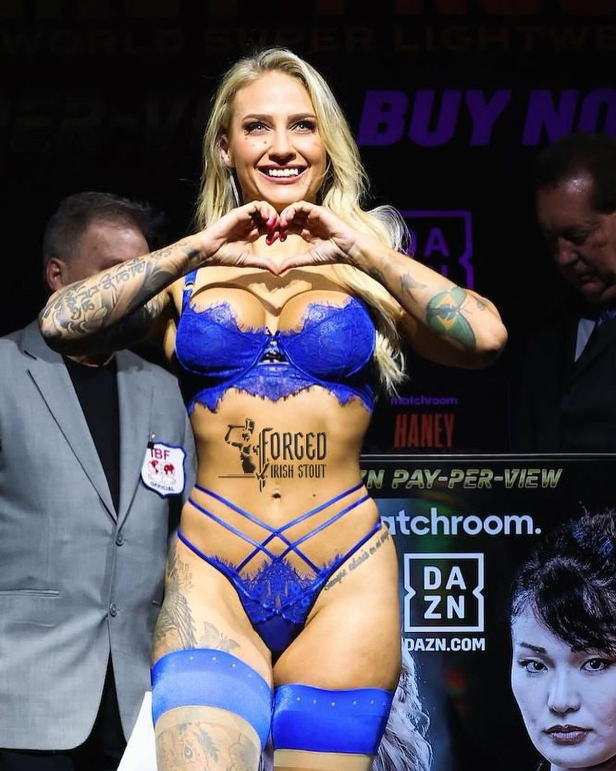 Protejata lui McGregor a pozat provocator la proba cântarului » Ce a urmat în ring a șocat