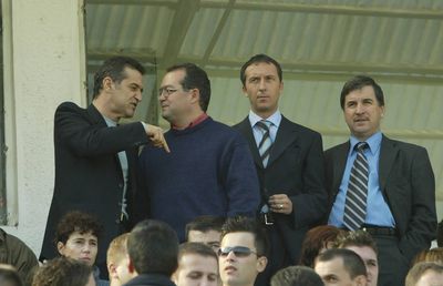 Imagini fabuloase de la primul CFR - FCSB din istorie. Gigi Becali a stat cu Emil Boc la „oficială”, oamenii s-au urcat în copaci să vadă meciul!