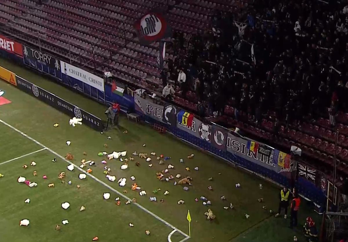 Jucătorii aruncate pe gazon la CFR Cluj - FCSB