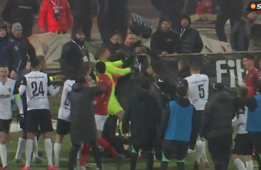 Derby nebun în Bulgaria, ultimul înaintea demolării stadionului Armatei » Gol marcat în minutul 90+18 și ultrași alergând jucătorii cu lopețile de zăpadă