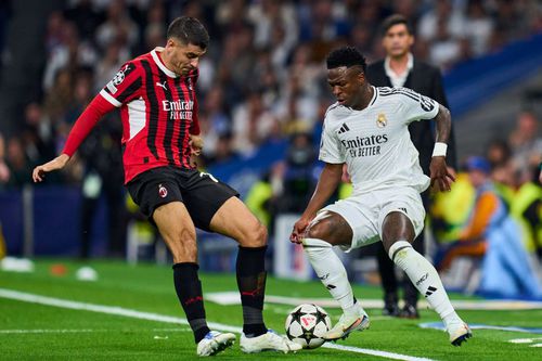 Alvaro Morata, în duel cu Vinicius Junior, în meciul câștigat de Milan cu Real la Madrid în Ligă / Foto: Imago