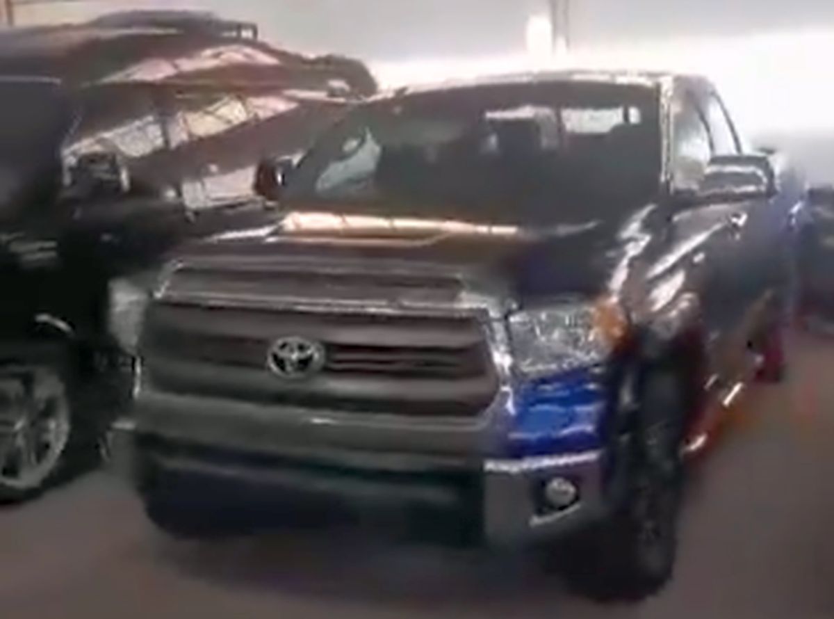 Și-au schimbat sigla și echipamentul, după fuga lui Bashar al-Assad + Uluitor ce au găsit în garajul-gigant al dictatorului!