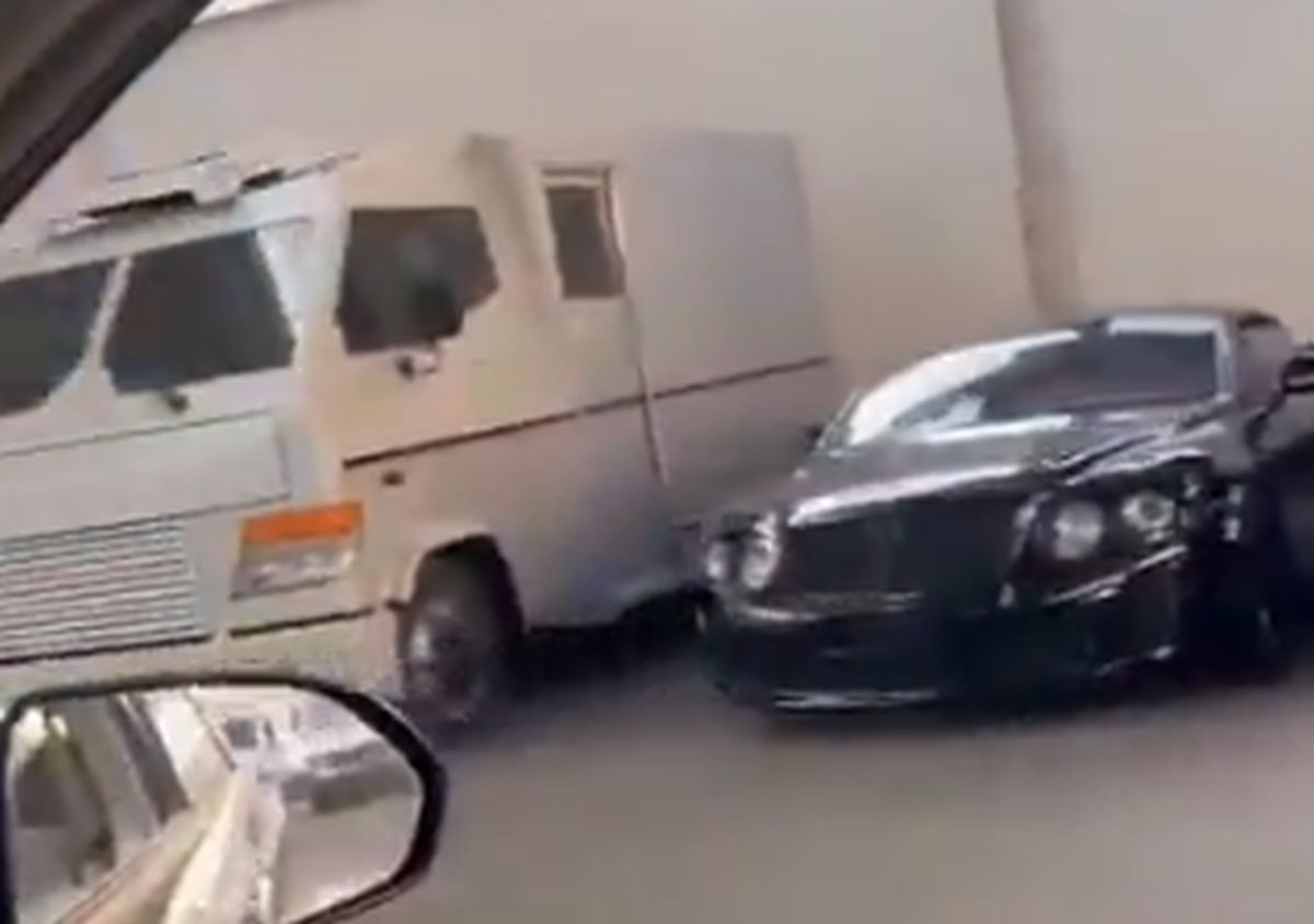 Și-au schimbat sigla și echipamentul, după fuga lui Bashar al-Assad + Uluitor ce au găsit în garajul-gigant al dictatorului!