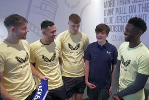 Mackenzie Kinsella s-a fotografiat în vestiar cu jucătorii celor de la Everton, idolii copilăriei sale