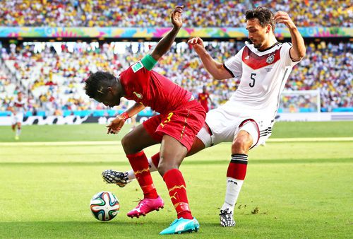 Asamoah Gyan în duel cu Mats Hummels, foto: Gulliver/gettyimages