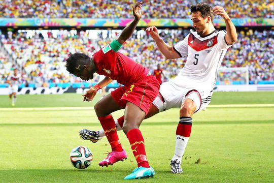 Asamoah Gyan în duel cu Mats Hummels, foto: Gulliver/gettyimages