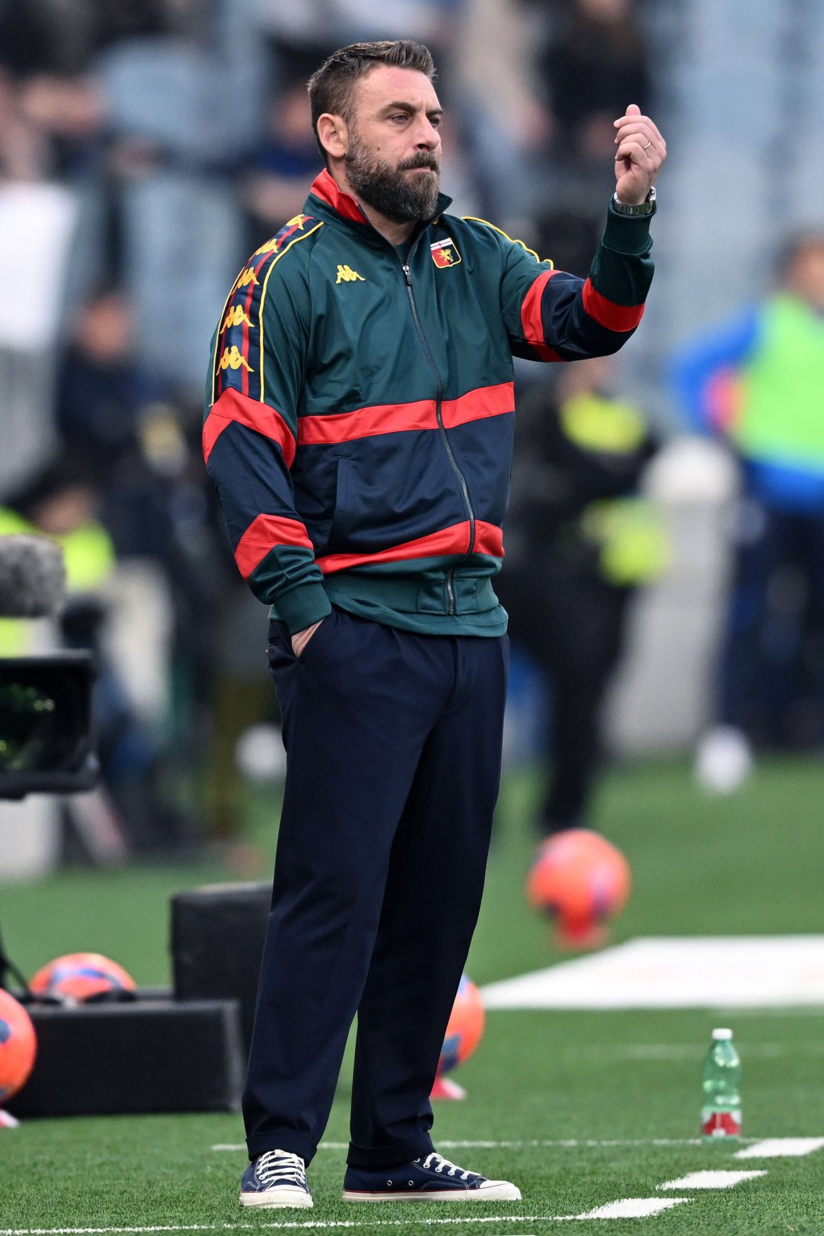 Daniele De Rossi, un antrenor de modă veche, încălțat cu Converse Chuck Taylor 70s