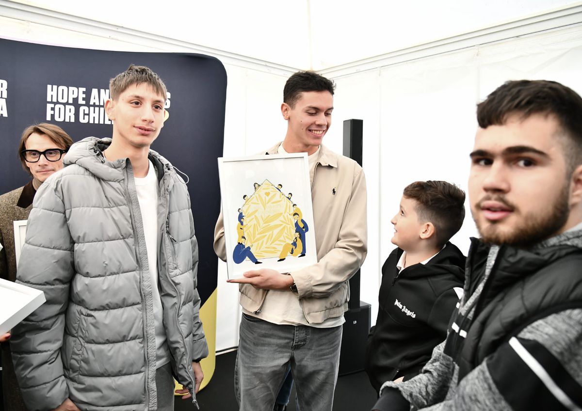 David Popovici, și canotori, inaugurare casă Hope and Homes for Children