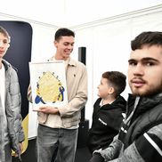 David Popovici și tabloul primit FOTO Cristi Preda