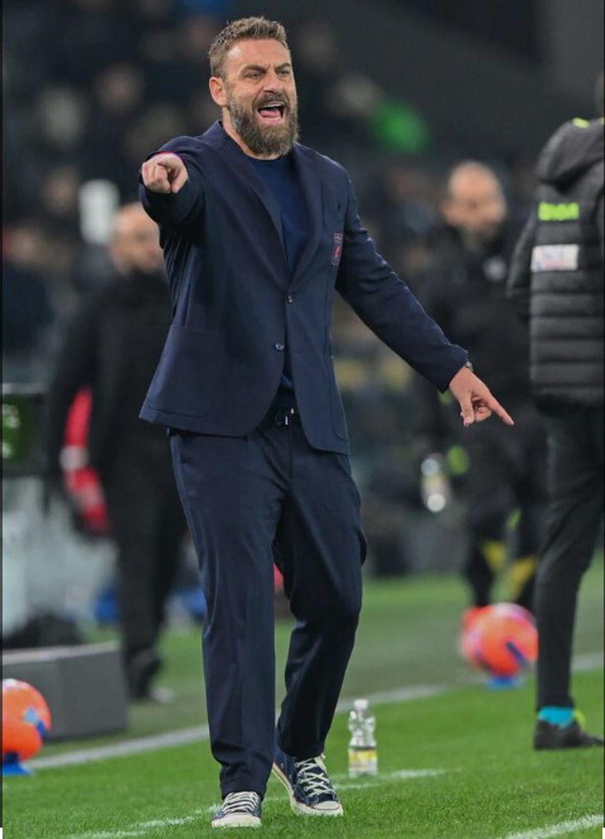 Daniele De Rossi, un antrenor de modă veche, încălțat cu Converse Chuck Taylor 70s