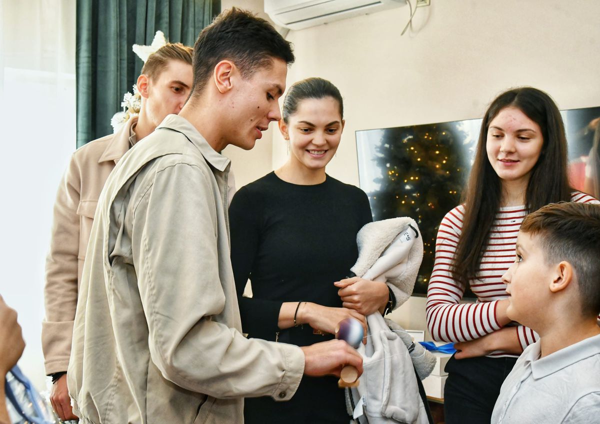 David Popovici, și canotori, inaugurare casă Hope and Homes for Children