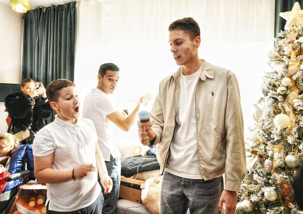 David Popovici, și canotori, inaugurare casă Hope and Homes for Children