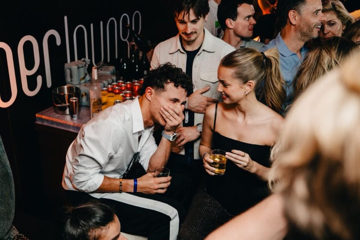 Noul campion din Formula 1 a petrecut până în zori alături de iubită » Suma uriașă pe care Lando Norris a lăsat-o la masă
