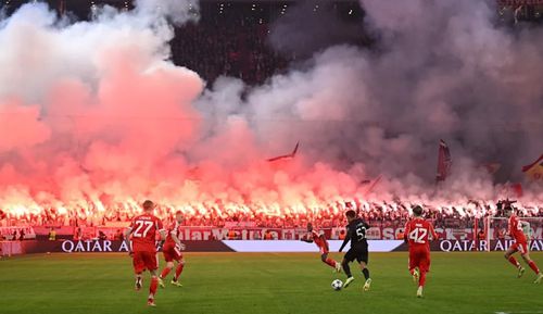 Fanii lui Bayern de la peluza sudică au aprins 90 de torțe după pauză la meciul cu Sporting