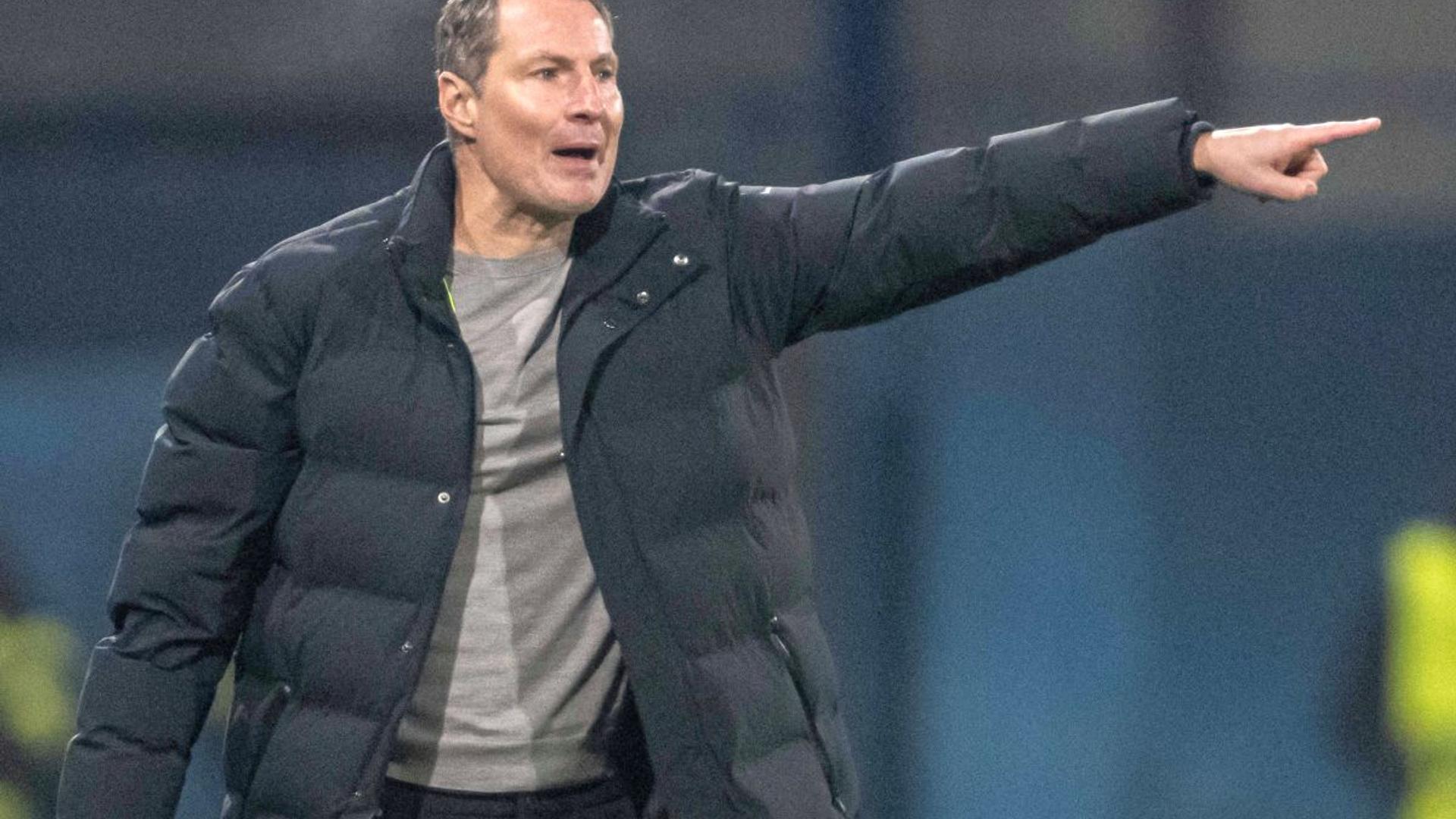 Brian Priske discutând sistemul tactic al Universității Craiova în pregătirea meciului Sparta Praga Universitatea Craiova pe stadionul Ion Oblemenco | sursa foto: Gazeta Sporturilor Brian Priske discutând sistemul tactic al Universității Craiova în pregătirea meciului Sparta Praga Universitatea Craiova pe stadionul Ion Oblemenco | sursa foto: Gazeta Sporturilor