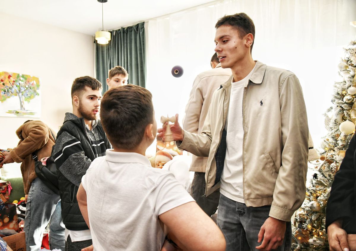 David Popovici, și canotori, inaugurare casă Hope and Homes for Children