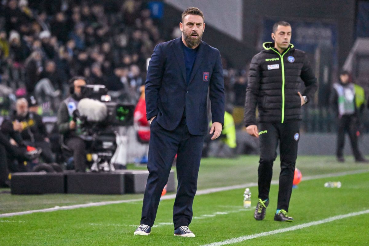 Daniele De Rossi, un antrenor de modă veche, încălțat cu Converse Chuck Taylor 70s