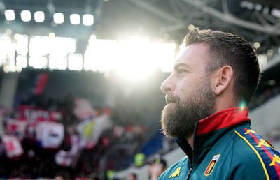 Antrenorul adus de Dan Șucu i-a cucerit pe fanii lui Genoa cu încălțările lui de 100 de euro, pe care le poartă peste tot