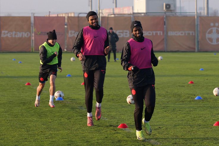 Darius Olaru, Edjouma, Thiam la antrenamentul oficial înainte de FCSB - Feyenoord // Foto: Andrei Furnigă (GSP)